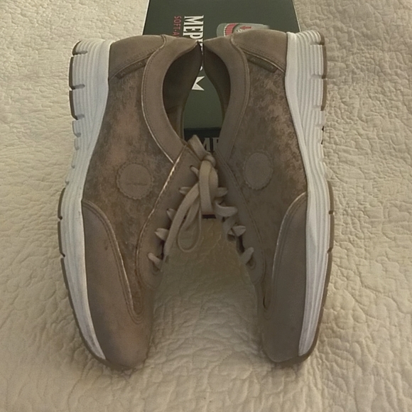Women's US 8.5 Mephisto tan sport shoes. - Picture 3 of 9